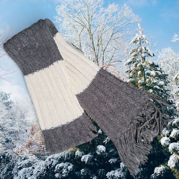 Aeropostale White and Gray Scarf (SCA5) - Picture 2 of 5